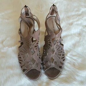  Adrienne Vittadini Gaven Sandal Canapa Kid Suede